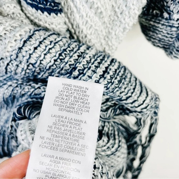 CALIFORNIA MOONRISE Gray Fringe Poncho Sweater Size Large - Picture 9 of 9